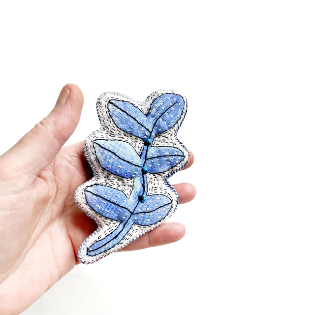 Petite branche textile ex-voto, peinte et brodée main