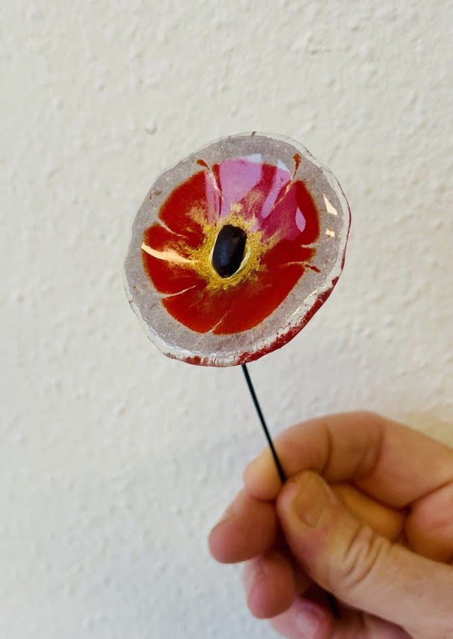 Elegante kleine glazen bloem in rood-goude tinten