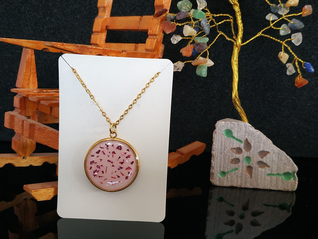 Collier dorée aux paillettes multi-effets rose