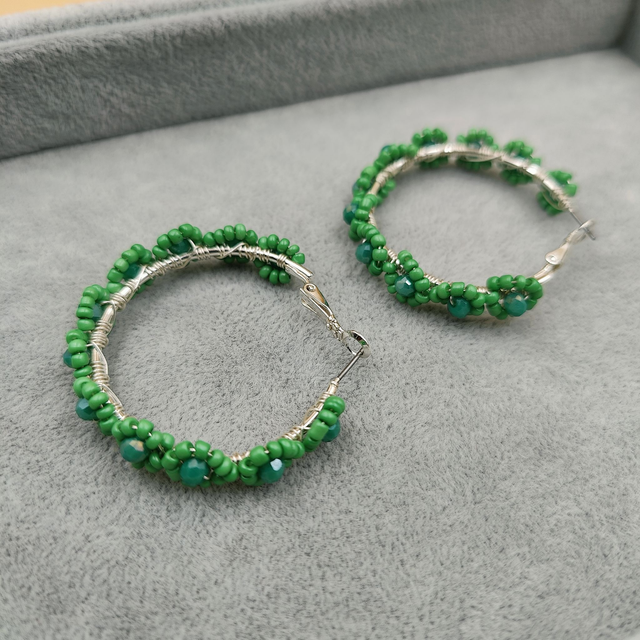 Boucles d’oreilles créoles argentées avec perles vertes en forme de petites fleurs