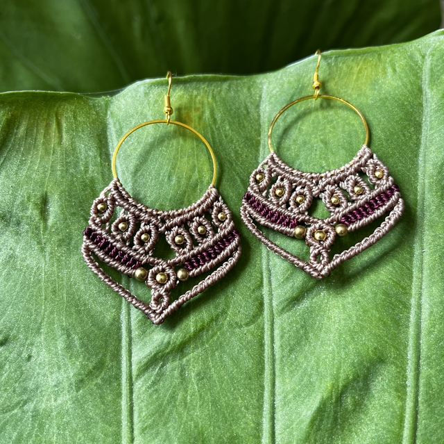 Boucles grège-grenât 