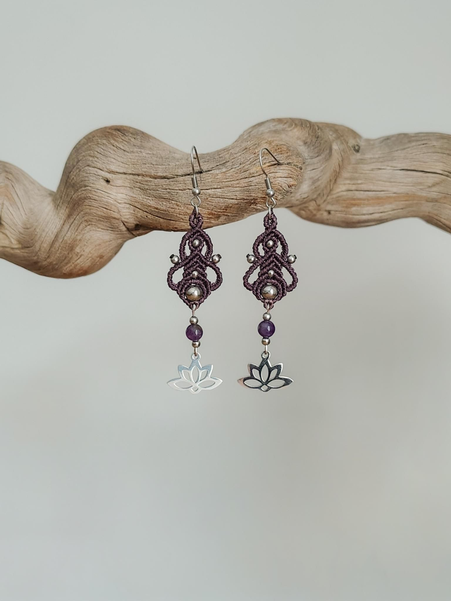 Lotus - boucles d’oreilles en micro-macramé &amp; pierres naturelles