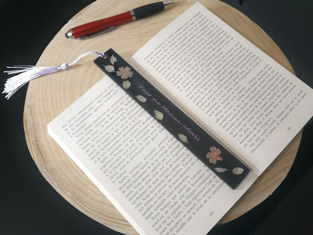 Marque page noir fleuri avec texte personnalisable