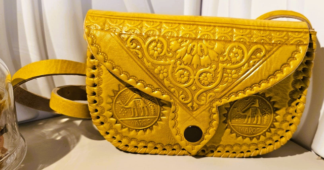 Sac bandoulière en cuir de veau gravé marocain fait main - Couleur Moutarde