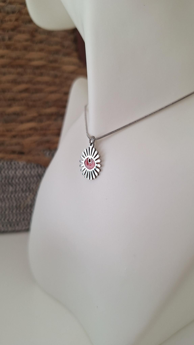 Collier soleil oeil rouge