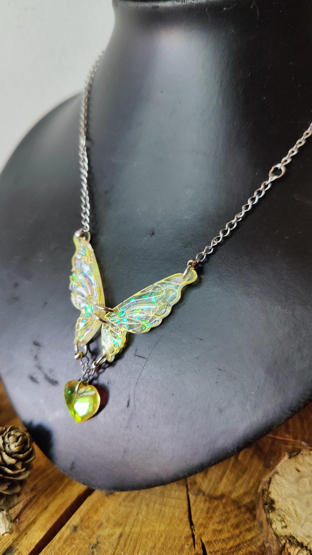 Collier Ailes de Papillon féerique modèle or aux reflets magiques 