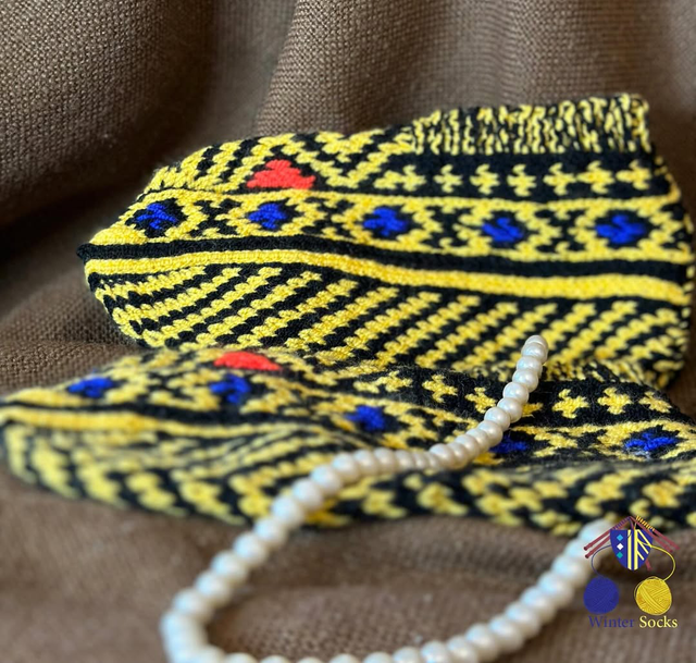 Stricksocken mit traditionellen Muster aus dem Iran in gelb/schwarz