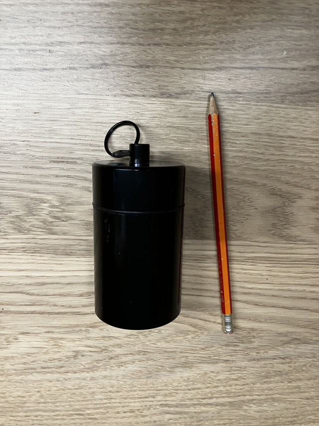 Mighty Mega Cache-Behälter, schwarz