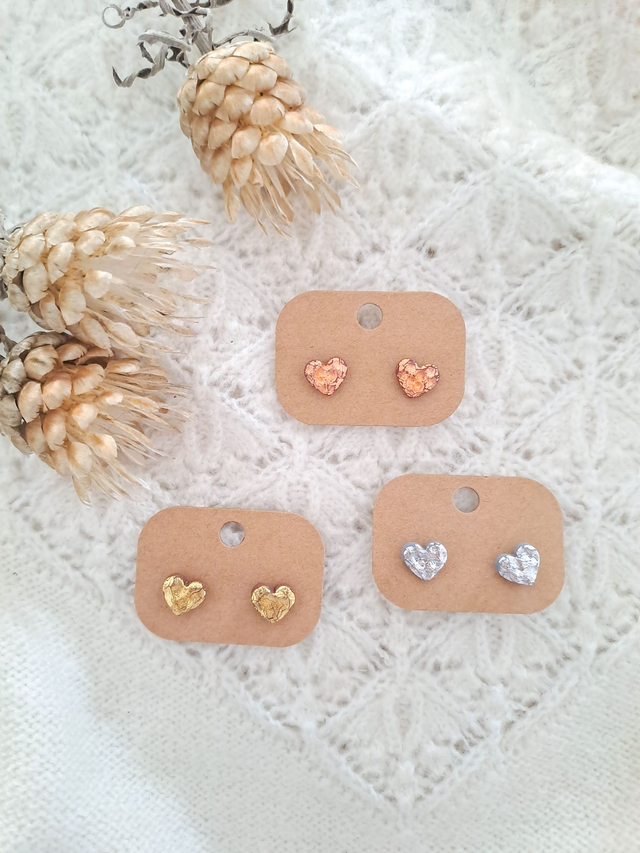 Petits cœurs effet martelé (coloris au choix : doré, argenté ou cuivré)