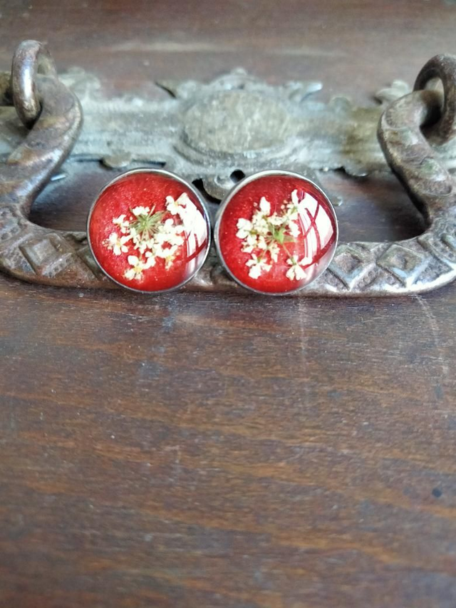Boucles d'oreilles puces en acier inoxydable avec insertion d'une fleur séchée 