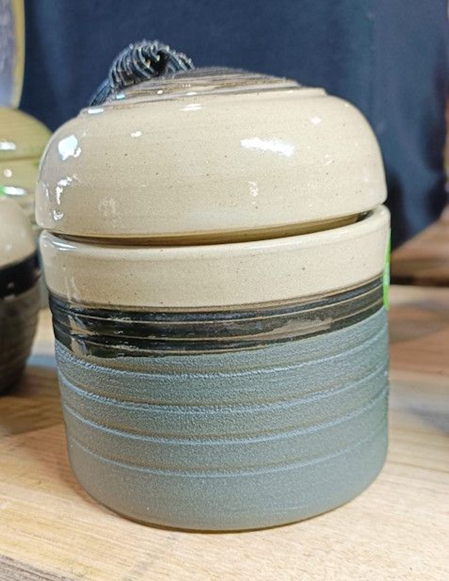 Boite en grès grège avec engobe noir.