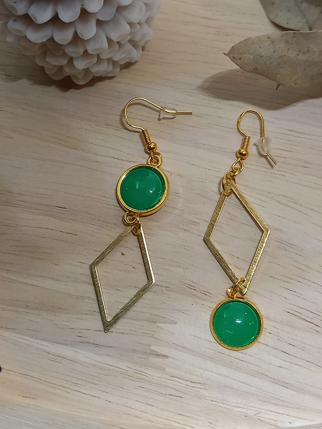 Boucles d&#039;oreilles asymétriques - cabochon rond vert / losange doré