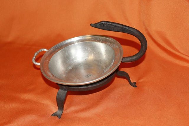 Zinnschale mit Schlangenkopfgestell
