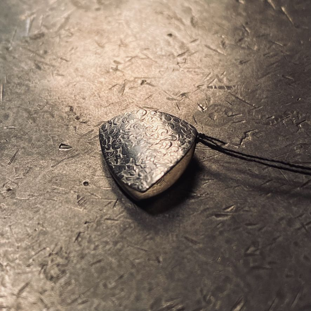 J837 CIONDOLO ARMOR MACULATO