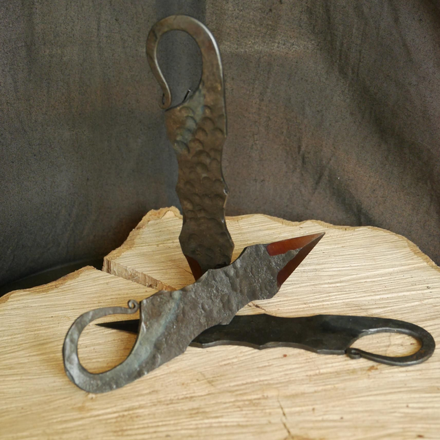 Couteaux de lancer/combat bruts de forge.
