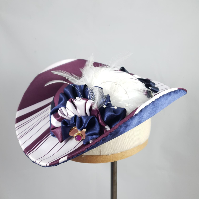 Capeline victorienne blanche et pourpre