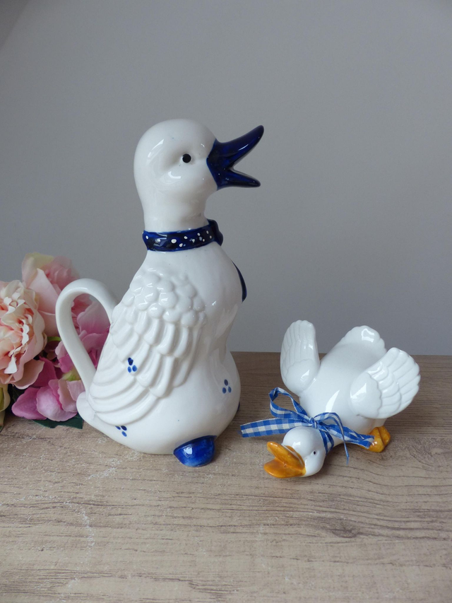 Porte ustensiles oie blanche en céramique peinte à la main vintage avec noeud bleu en ruban, oie et bébé oison décoration cuisine maison