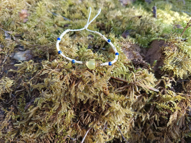 Bracelet avec perle dorée et lapos lazuli 