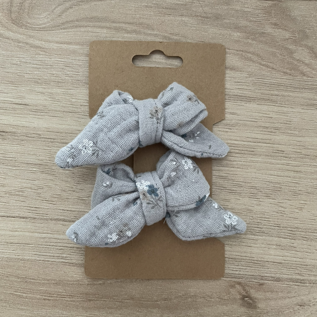 Barrette Éléonore grise à fleurs 