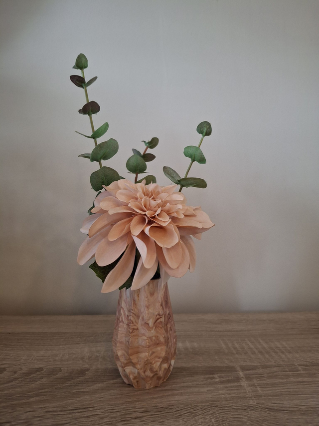 Vase à facettes avec fleurs intemporelles