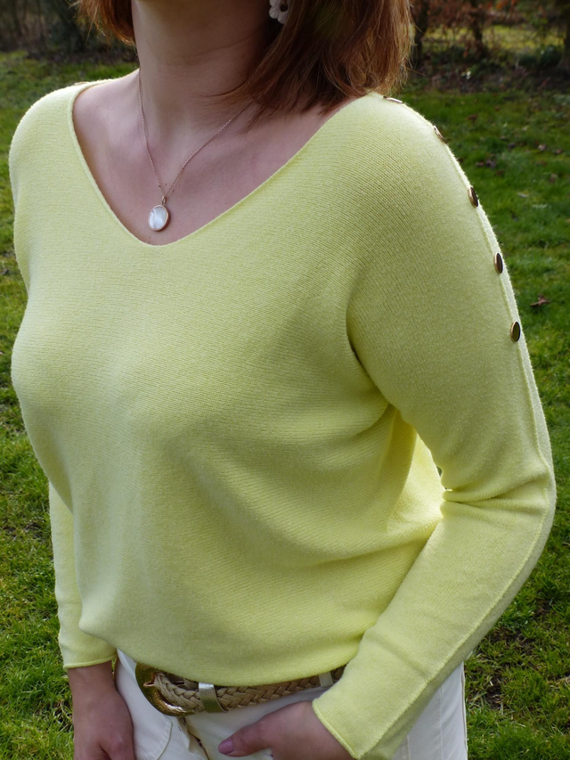pull jaune boutons 