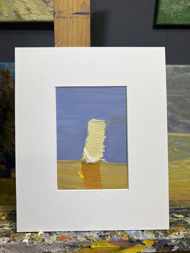 Fragment 47 „Das Licht erhebt sich“ von Rostyslav Voronko, Öl auf Karton, 2024 – vertikaler Lichtstrahl vor blauem Himmel.