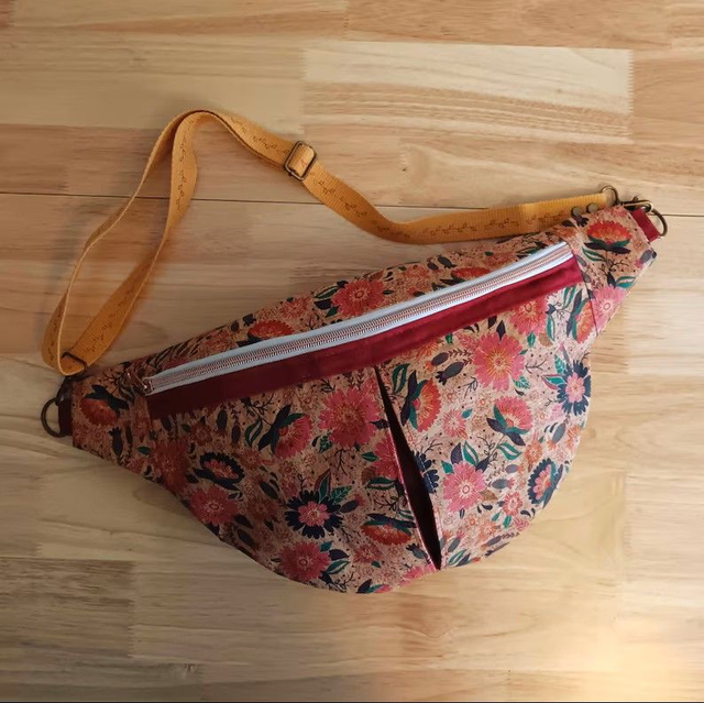 Sac Banane extra large en Liège Imprimé Motif Floral et Suédine Rouge - Fait Main en Vendée