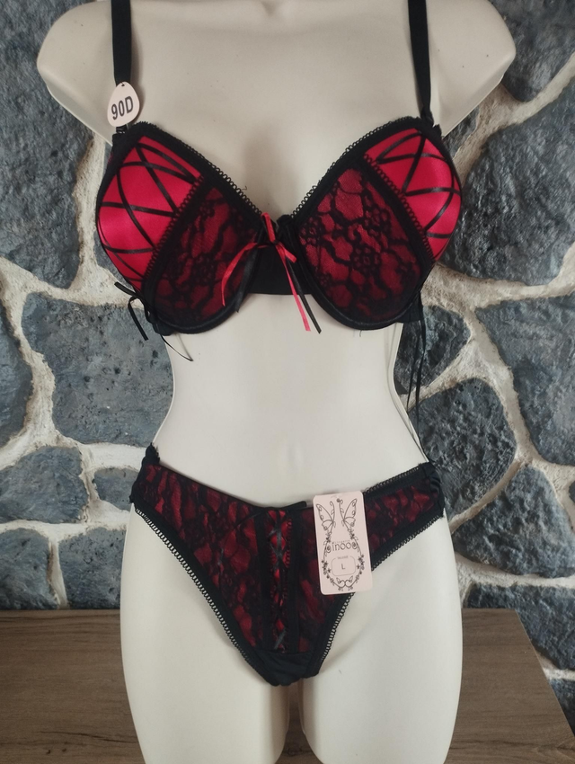 Ensemble rouge et noir avec rembourrage léger et armatures.