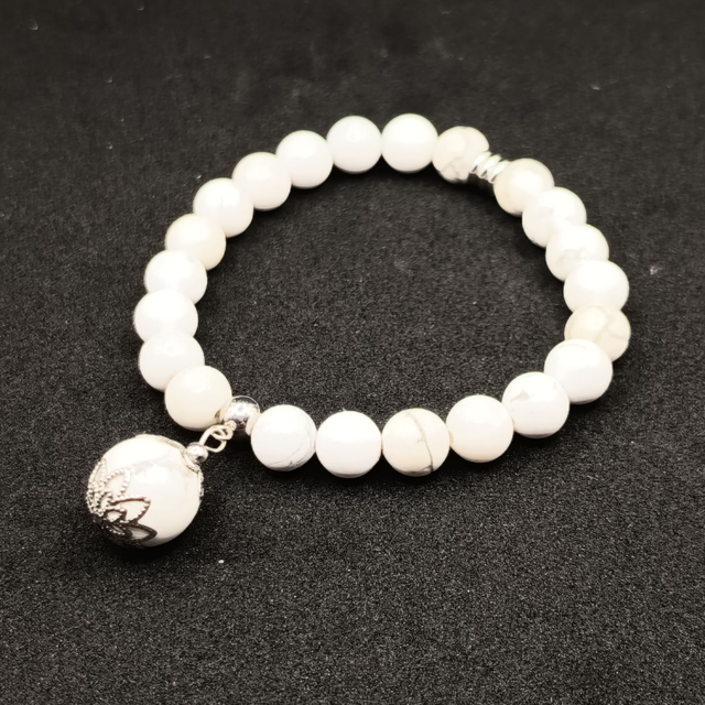 Bracelet howlite 8 mm avec pendentif 10 mm – Élastique &amp; acier inox