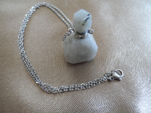 Collier bouteille en Quartz blanc laiteux