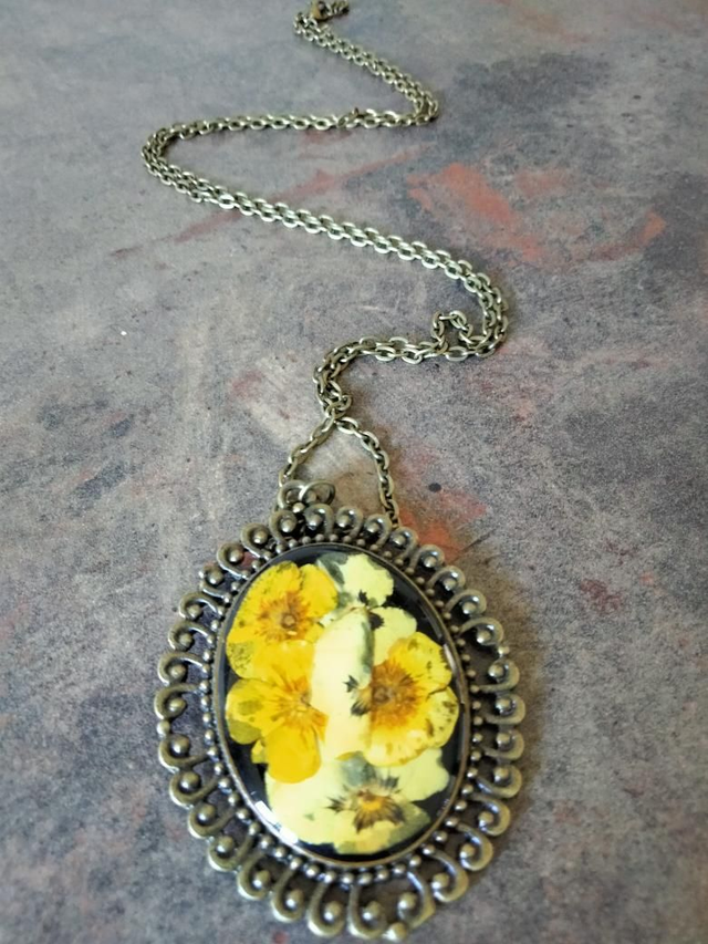 Pendentif grande taille forme ovale style antique couleur bronze avec insertion de fleurs séchées 