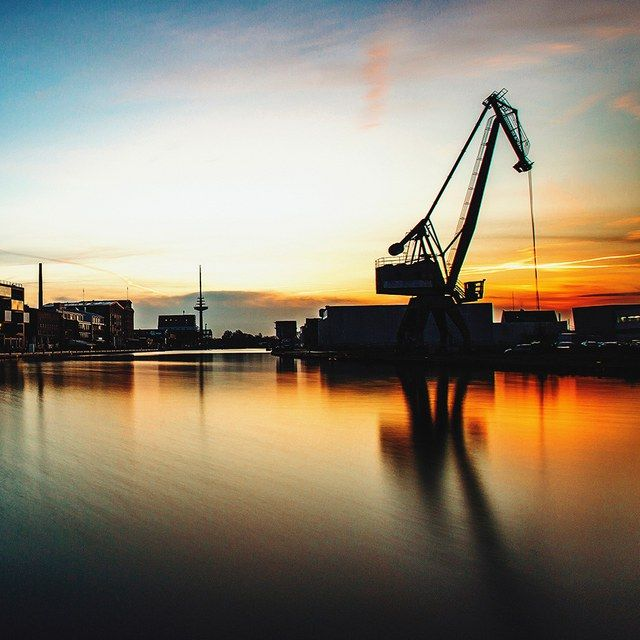 Hafenkran im Abendlicht