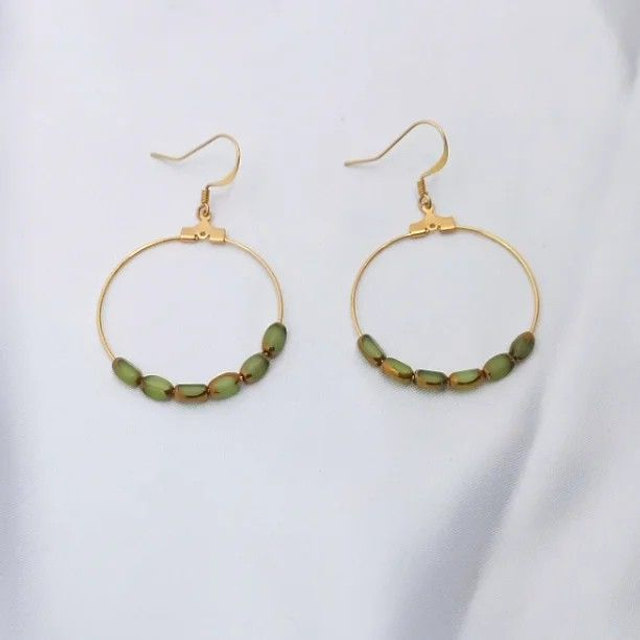 Boucles Iberis – Perles vert olive & laiton doré à l’or fin 24k – Bijou fait main – Pièce unique