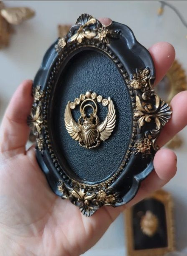 Cadre baroque doré vieilli scarabée + lunes