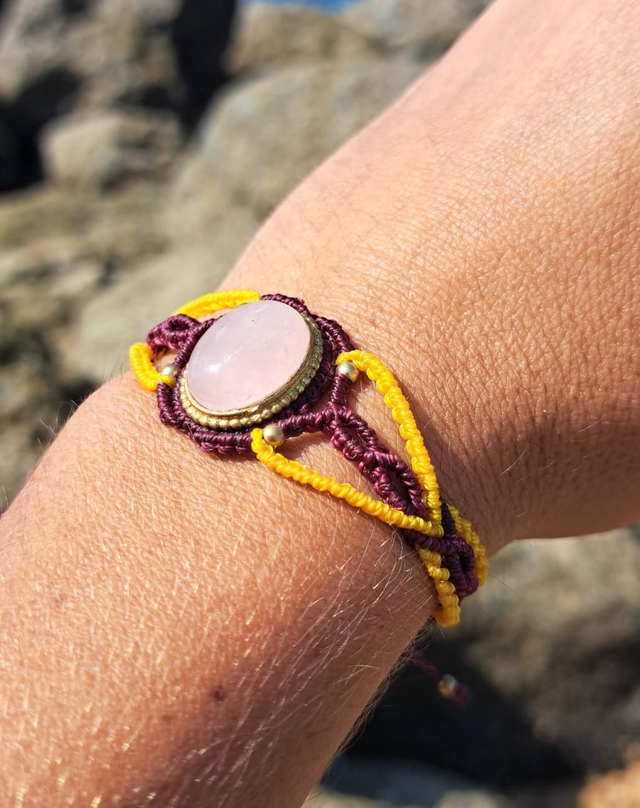 Manchette micro-macramé quartz rose