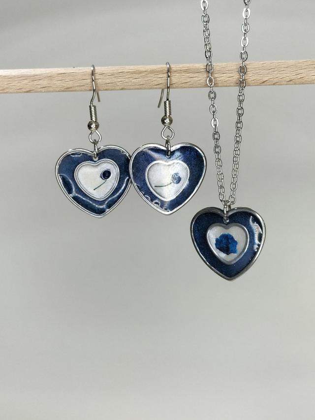 Parure boucles d&#039;oreilles et pendentif cœurs bleu blanc argent 