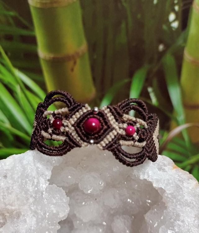 Bracelet en micro-macramé et œil de tigre teinté