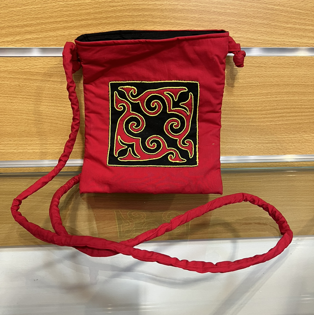 Petit sac en tissu broderie du peuple Yi