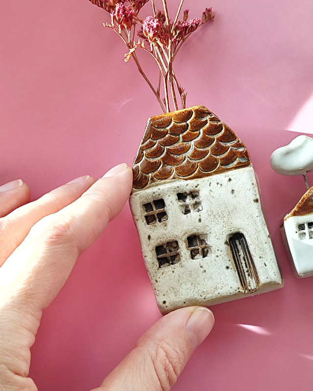 Domek ceramiczny z otworem na suszone kwiaty