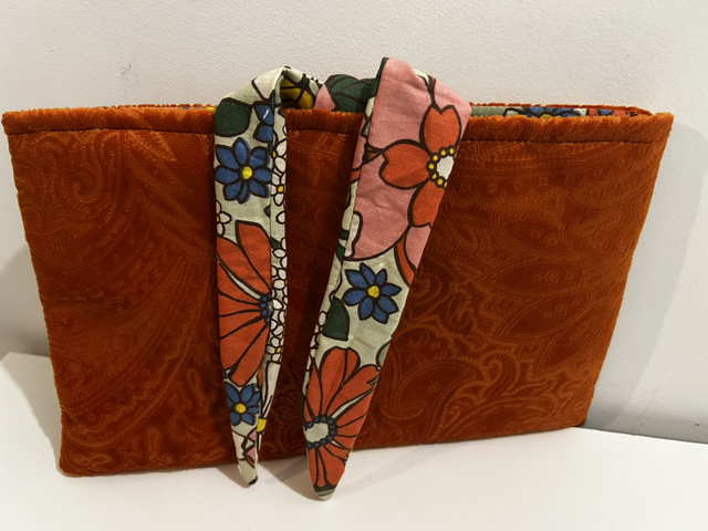 Pochette livre broché velours terra cota