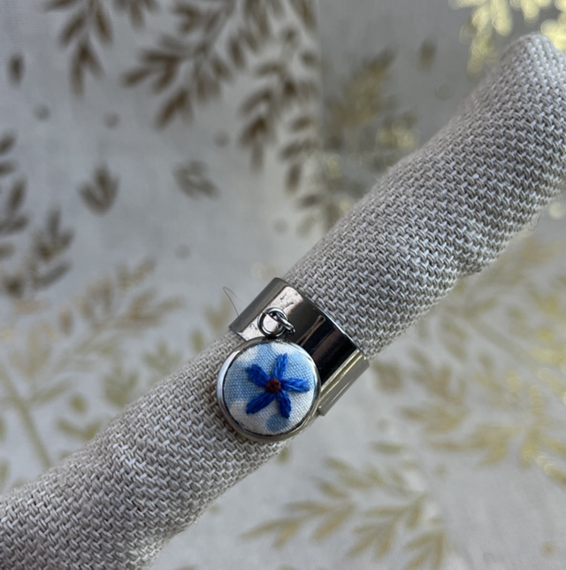 Bague brodé fleur bleu (argent)