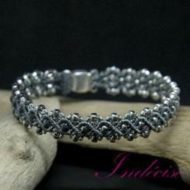 Bracelet gris argent macramé avec fermoir aimanté