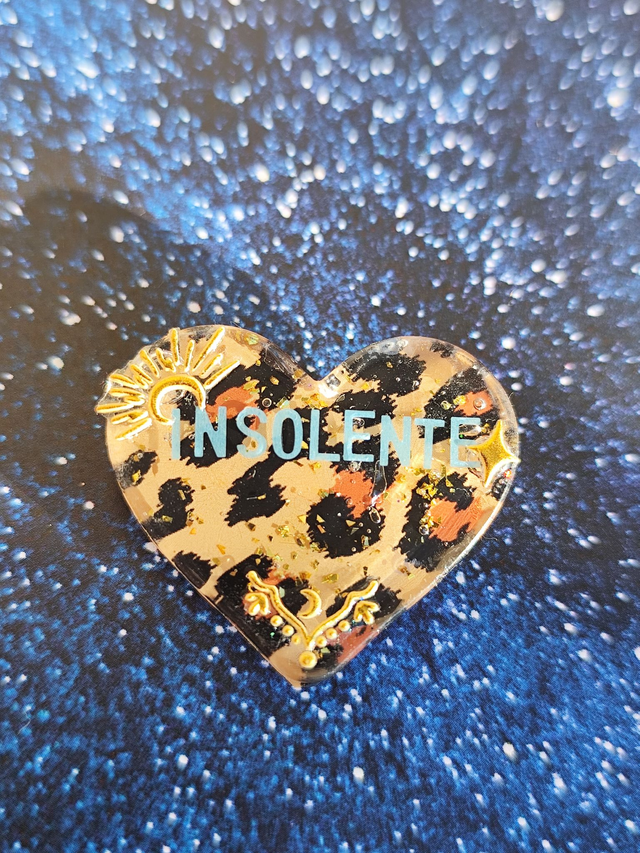 Broche cœur à paillettes - message : INSOLENTE