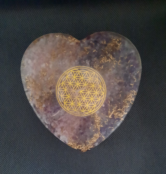 Plateau Recharge Coeur Orgonite 10 cm Améthyste / Quartz rose / Sélénite