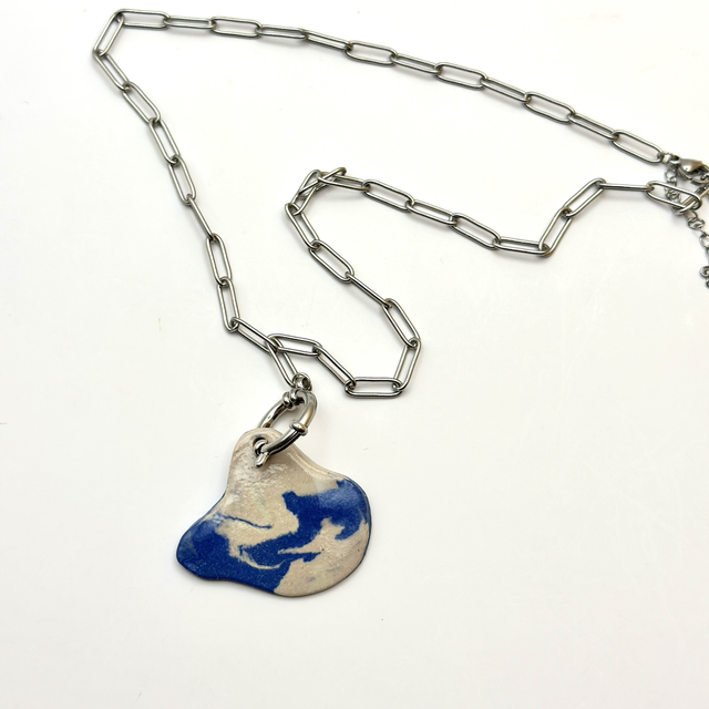 Collier pendentif en céramique marbrée bleu et blanc – Chaîne en acier inoxydable