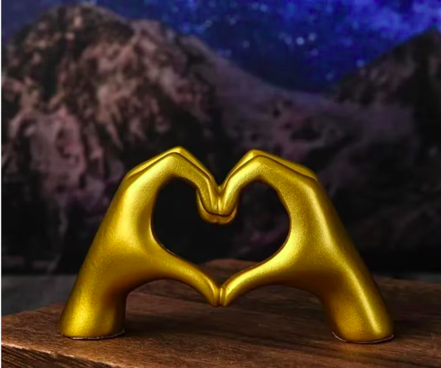 Prachtig decoratie beeldje Hart handgebaar (13cm) goud