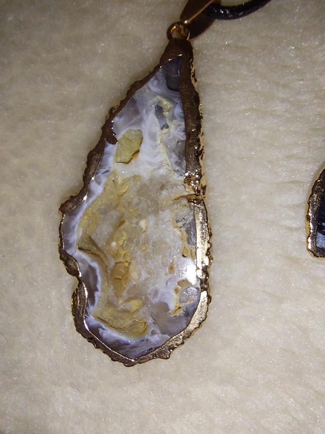Sliced agate pendant 