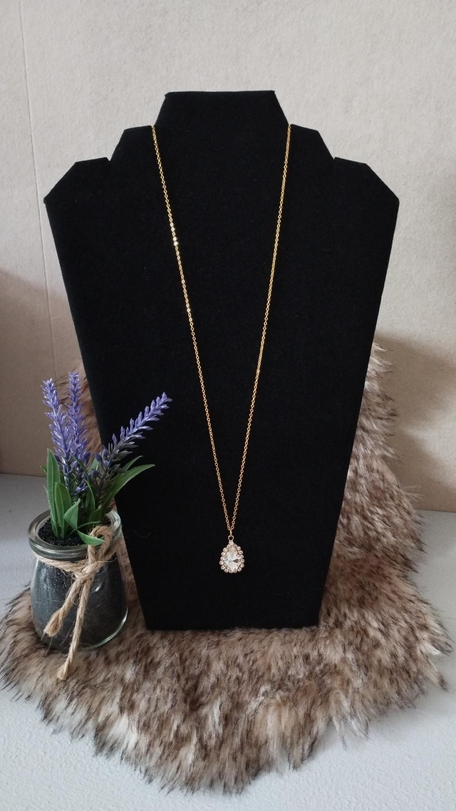 Chaîne doré avec pendentif la pierre élégante collection Vincenz'o bijoux. 