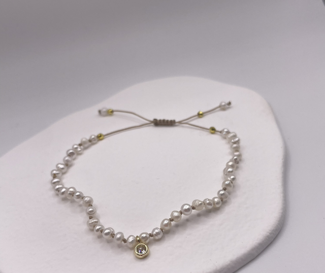 PEARLS TIED TAUPE - geknüpftes Süßwasserperlen Armband