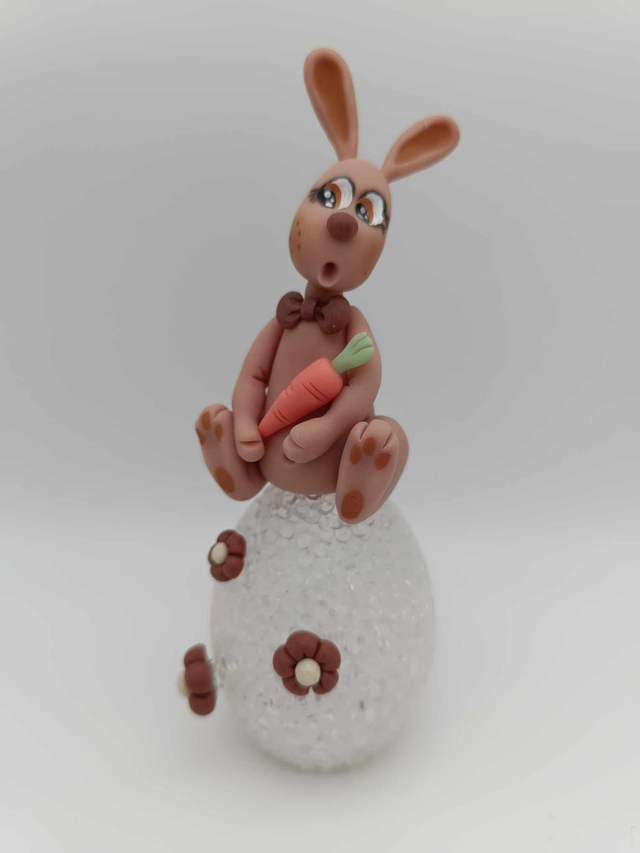 Lapin en porcelaine froide sur veilleuse oeuf